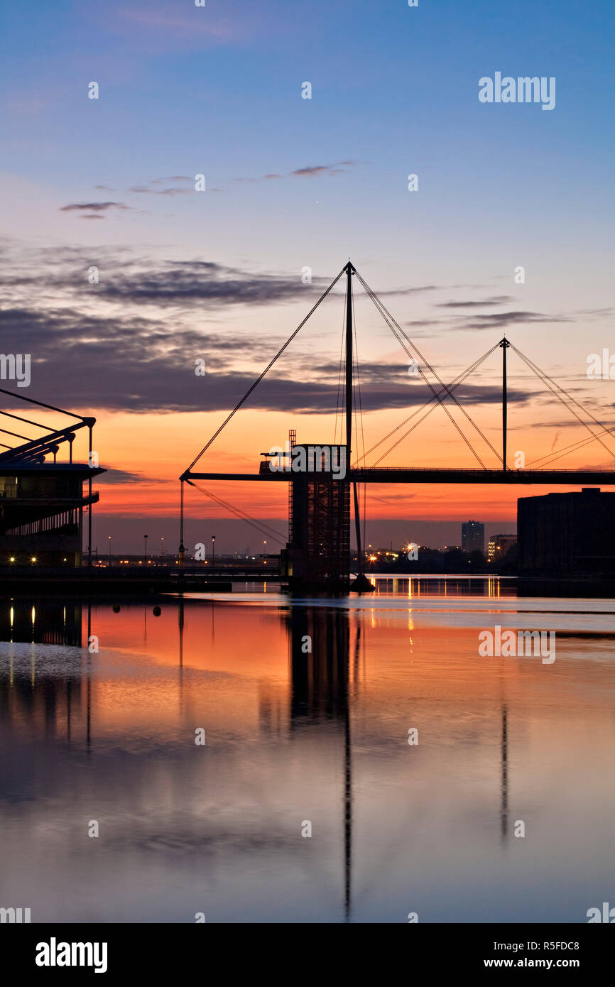 England, London, Royal Victoria Docks, Royal Victoria Dock, Brücke und Excel Exhibition Centre Stockfoto