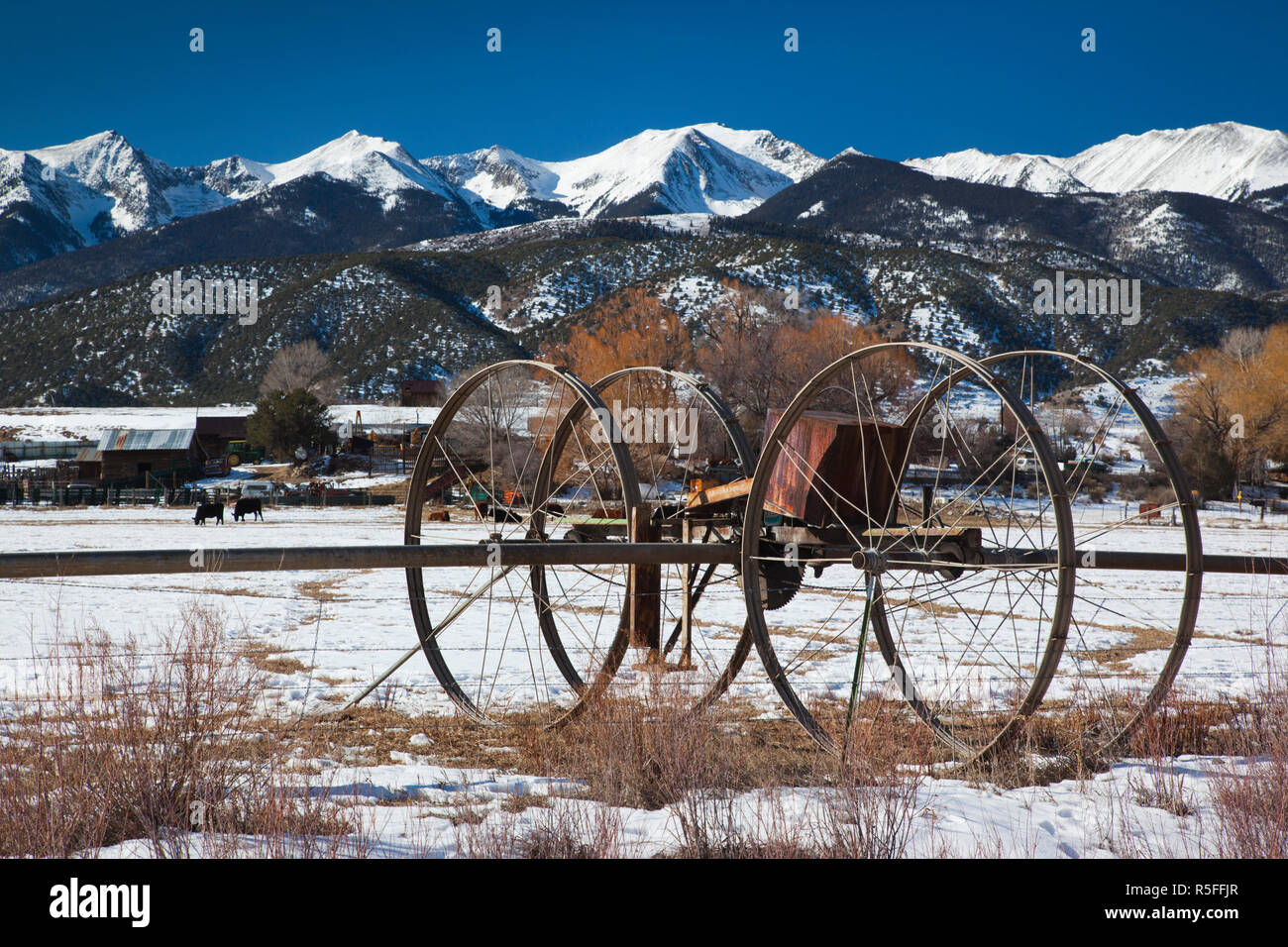 USA, Colorado, Coaldale, Ranch und Sangre de Cristo Mountains, winter Stockfoto