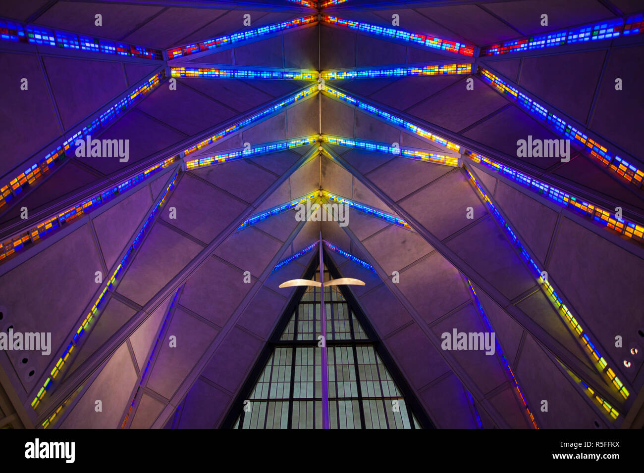 USA, Colorado, Colorado Springs, United States Air Force Academy, Kadetten Kapelle, Buntglas-Interieur Stockfoto