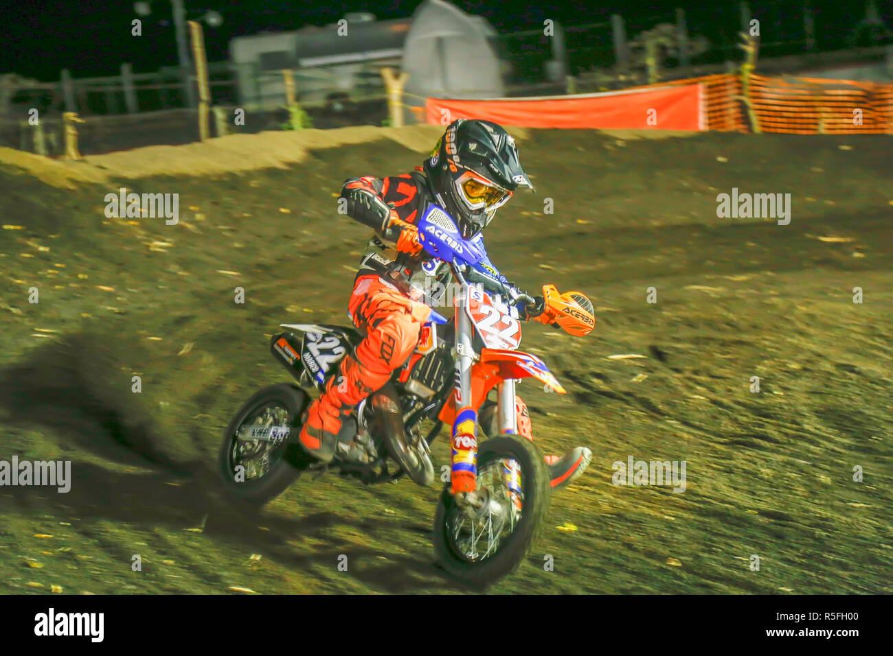 Kinder Motocross in der Nacht. Stockfoto