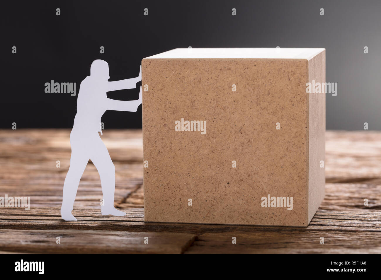 Papier Mann drücken Holzklotz auf Tisch Stockfoto