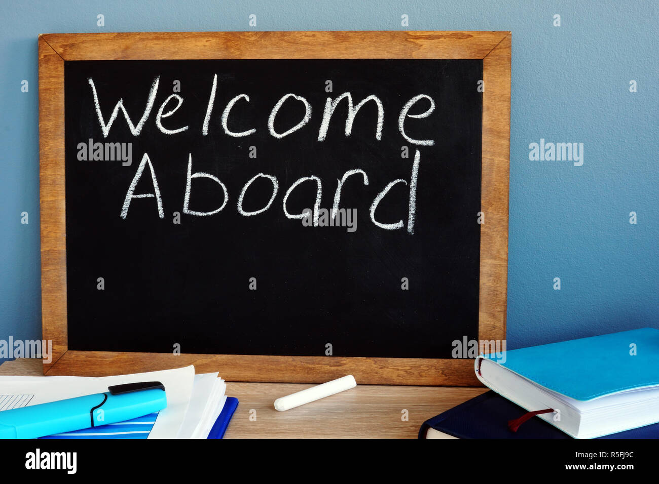 Willkommen an Bord auf einer Tafel im Büro geschrieben. Stockfoto