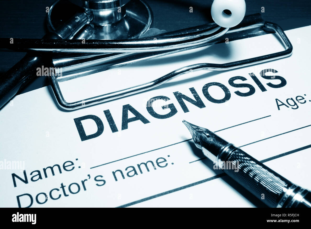 Diagnose Form und Stethoskop. Die Behandlung der Krankheit und Gesundheit. Stockfoto
