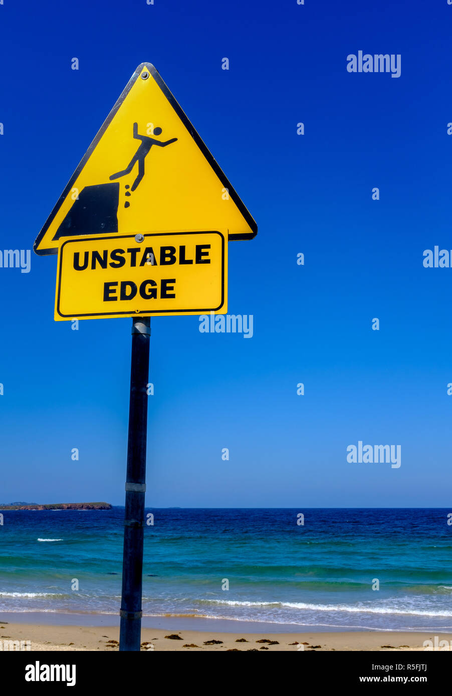 Instabile edge Zeichen mit Blick auf Meer, Person fallen aus Felsen, Australische Schilder Stockfoto