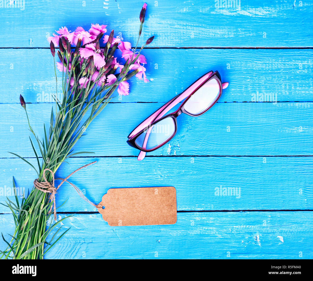 Blumenstrauß aus Nelken mit einem Papier tag Stockfoto