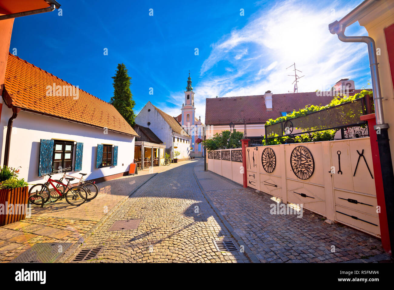 Bunte Straße der barocken Stadt Varazdin anzeigen Stockfoto