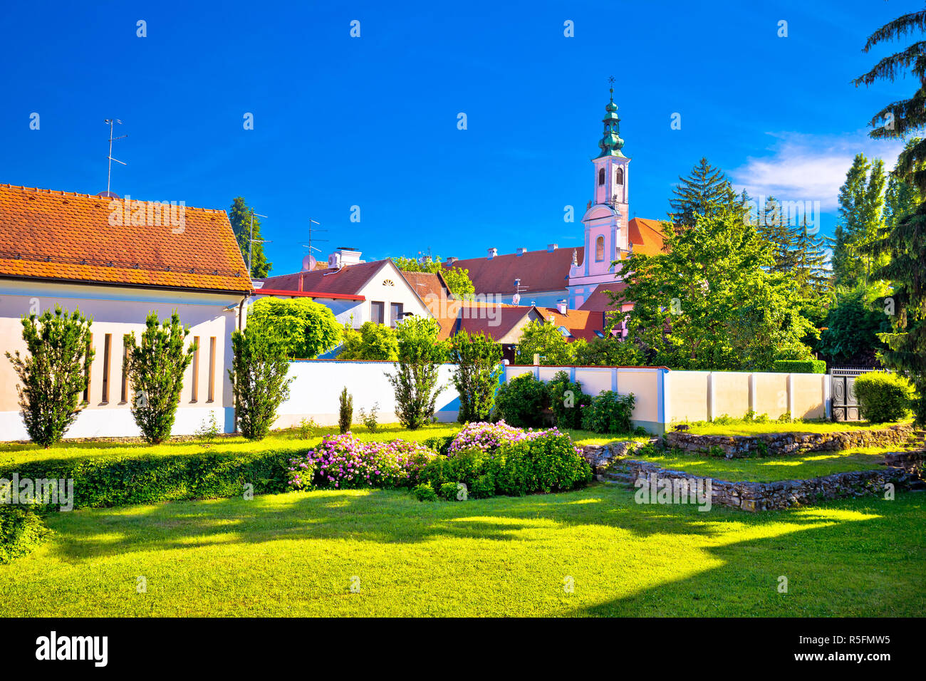 Bunte Street und Green Park in der barocken Stadt Varazdin Stockfoto