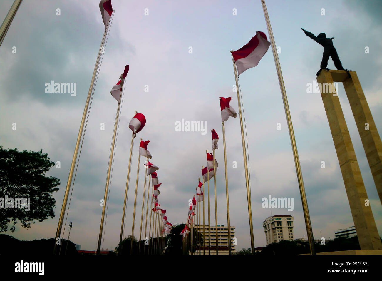 Eine Linie von Indonesien Flaggen und Freiheitsstatue an lapangan Banteng Stockfoto