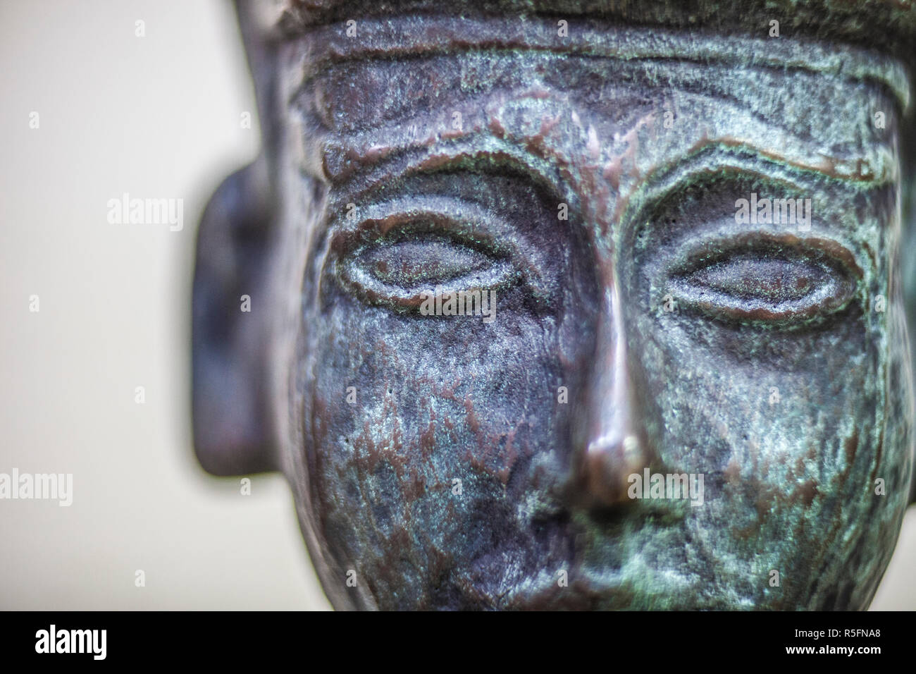 Huelva, Spanien - Juli 02, 2018: melqart Bronze Figur Nahaufnahme. Größere Darstellung archäologische Museum von Huelva, Andalusien, Spanien Stockfoto