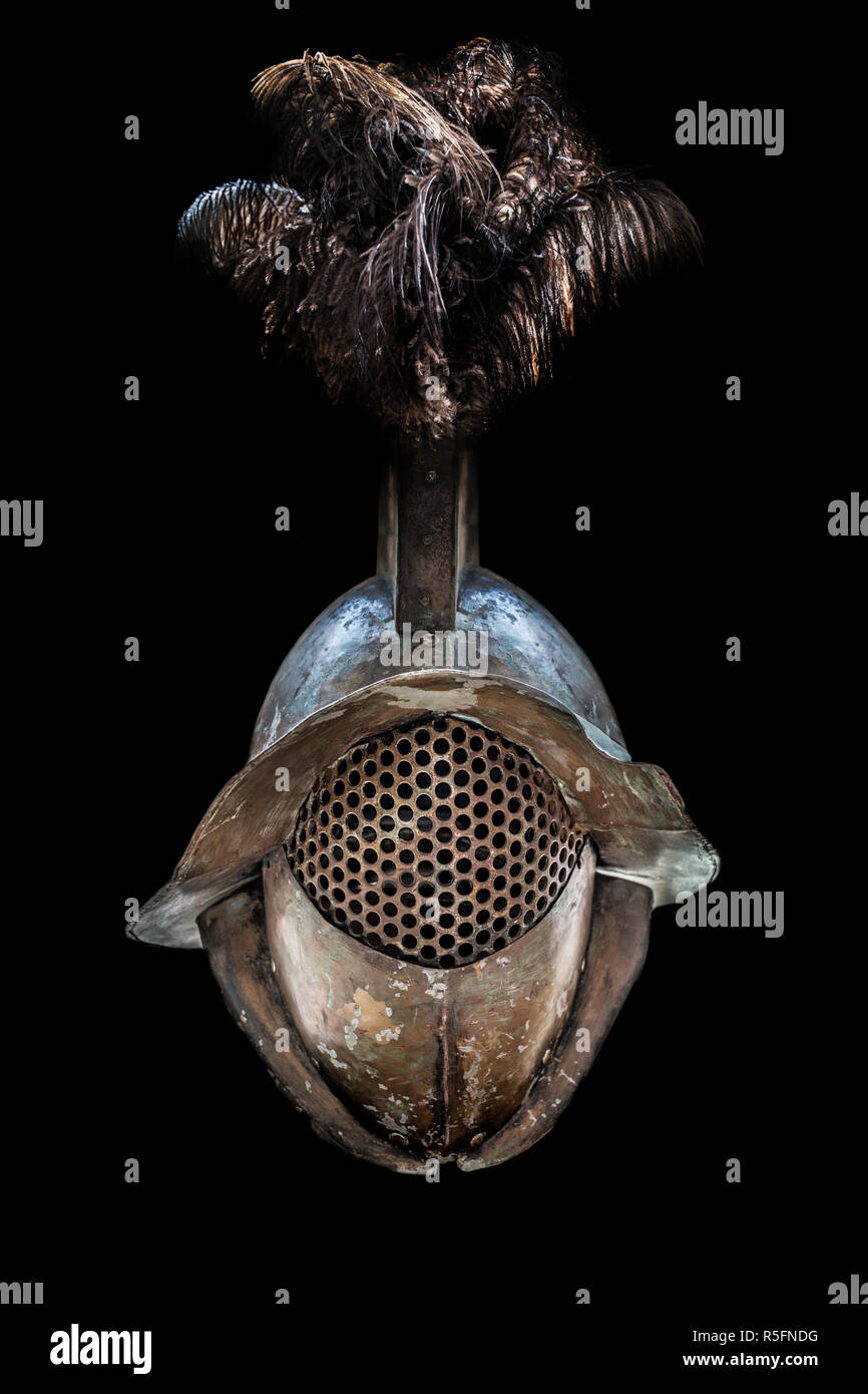 Gladiator Helm mit Straußenfedern geschmückt. Antike römische gladiator Wiederaufbau. Über schwarz Isoliert Stockfoto