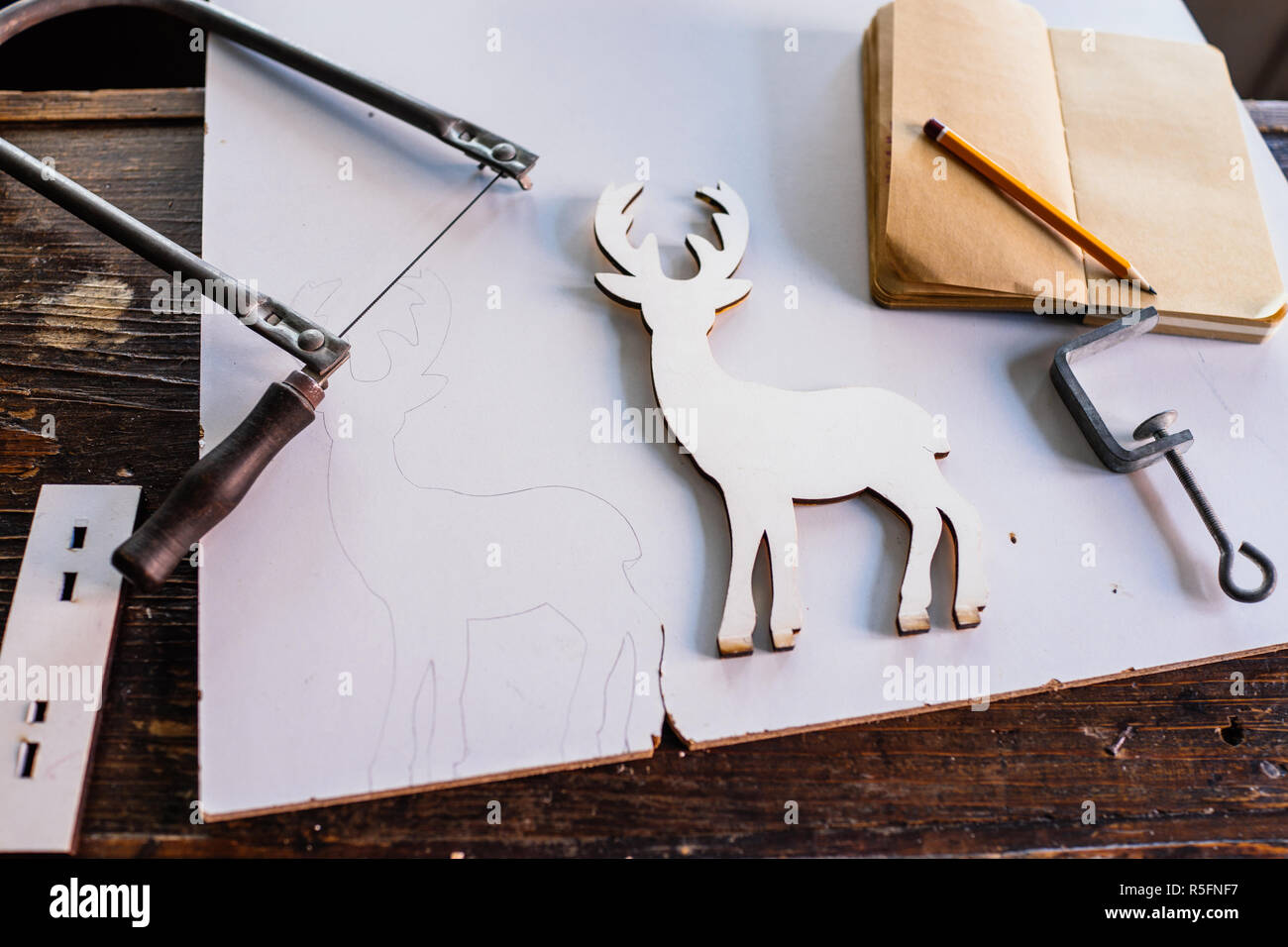 Die Hirsche Figur aus Holz Stockfoto