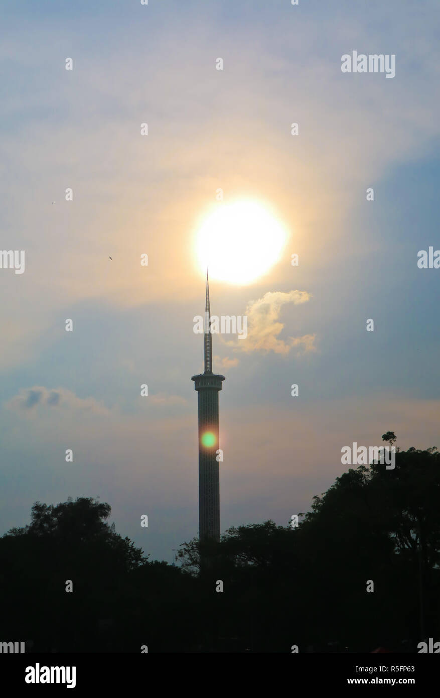 Ein Turm in der goldenen Moment in West Irian Freiheitsdenkmal Stockfoto