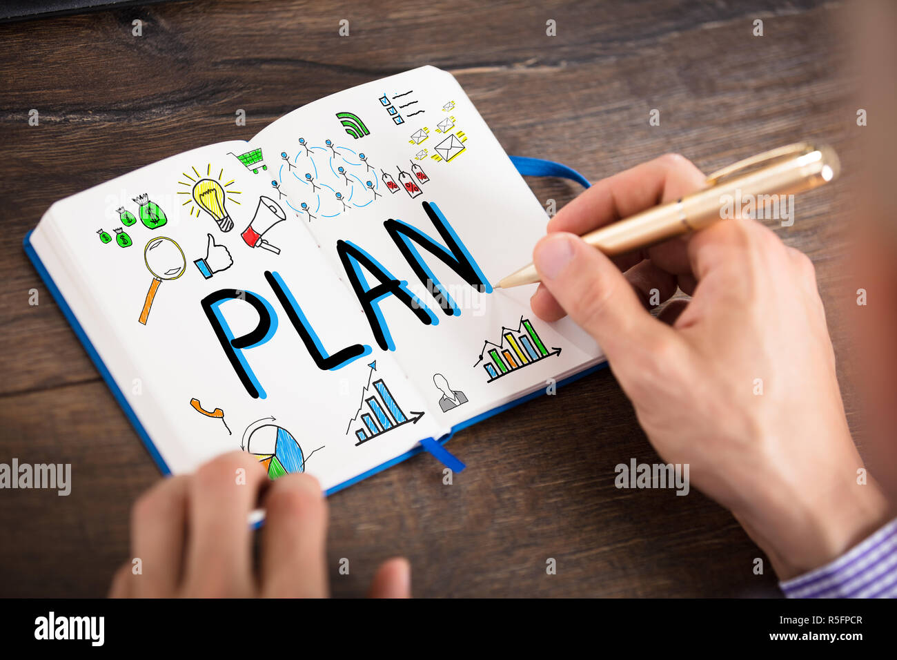 Unternehmer Zeichnung der Plan Plan auf Notebook Stockfoto