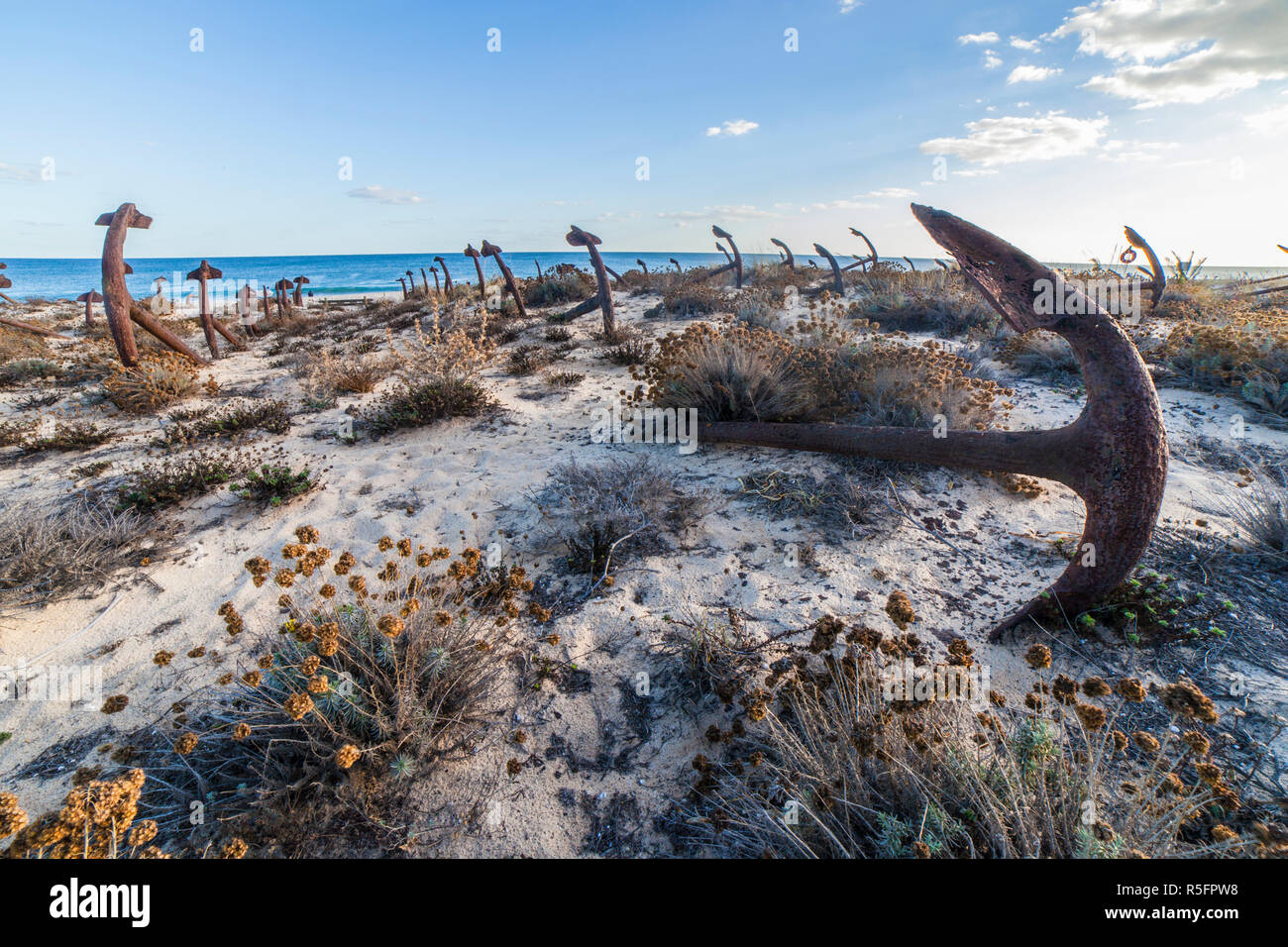 Friedhof von Anker. Denkmal zu den Toten Fischer der Thunfischindustrie in Portugal. Strand Praia do Barril, Santa Luzia, Algarve Stockfoto