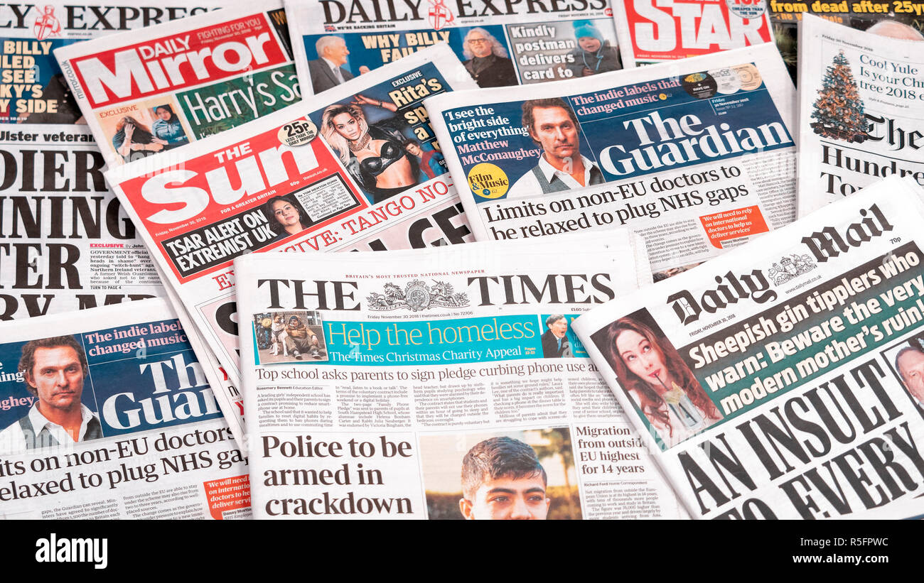 Ein Stapel Zeitungen aus dem Vereinigten Königreich Stockfoto