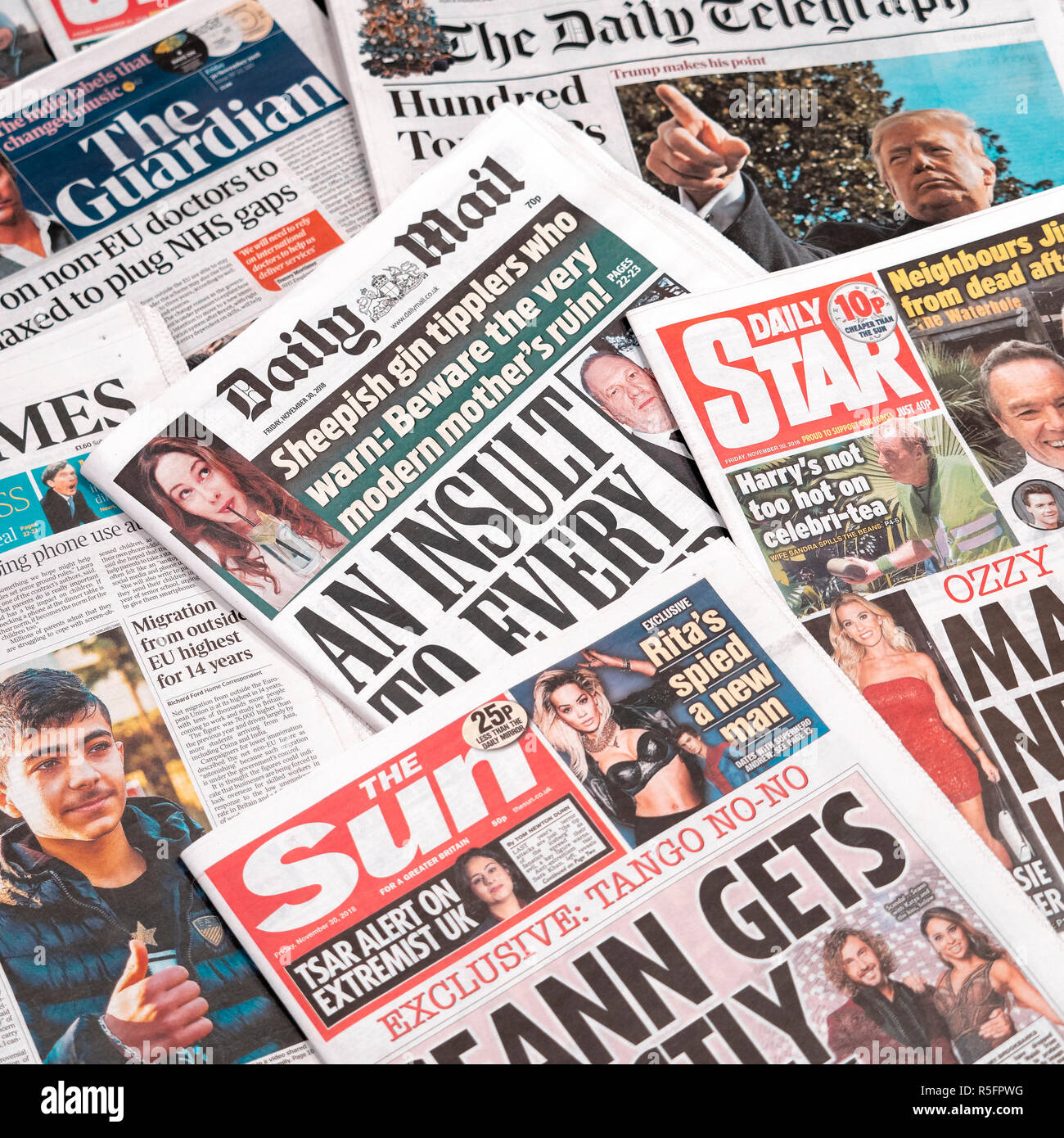 Ein Stapel Zeitungen aus dem Vereinigten Königreich Stockfoto