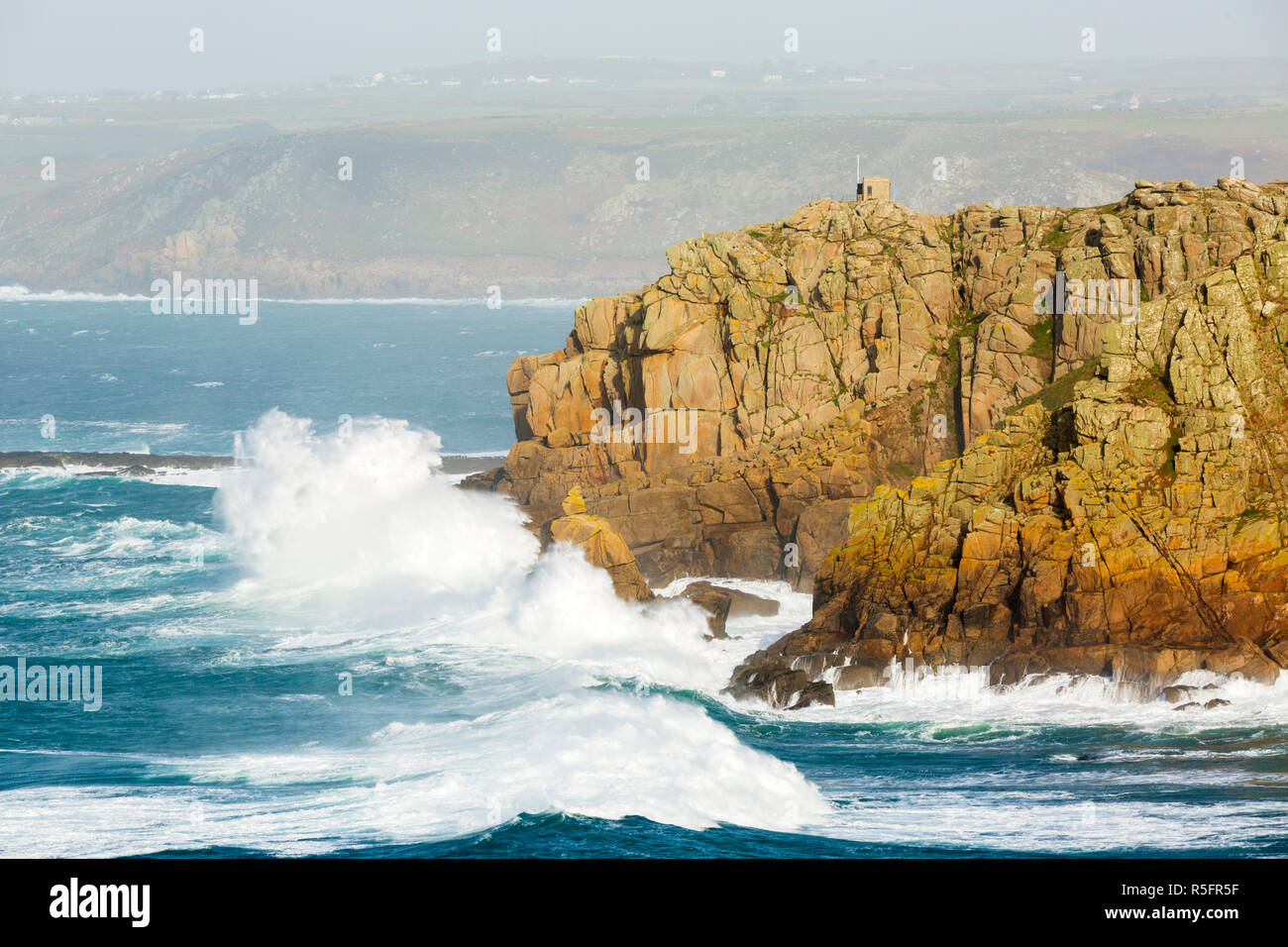 Sturmflut über die Landzunge von pedn Men Du in der Nähe von Sennen Cove Cornwall Stockfoto