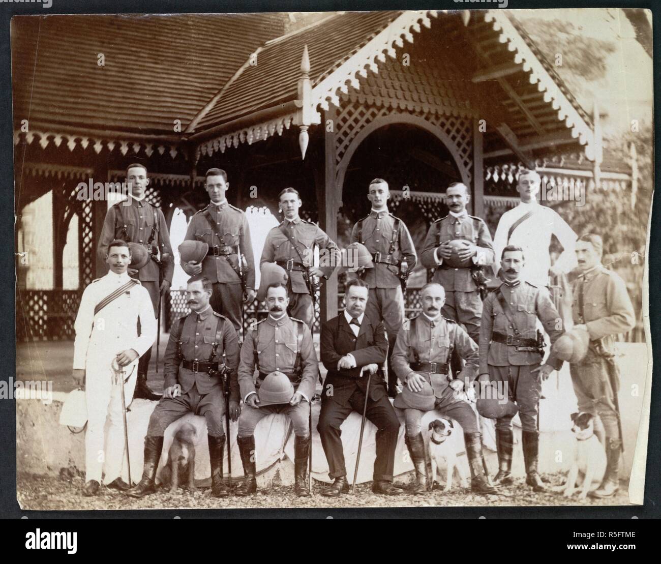 Eine Gruppe Portrait von uniformierten Beamten der örtlichen Garnison vor dem Tennis Pavillon, Port Blair [Andaman Inseln]. Tempel Sammlung: Ansichten und Szenen in der Andamanen und Nikobaren. c. 1890. Foto. Quelle: Foto 125/2 (76). Autor: Unbekannt. Stockfoto