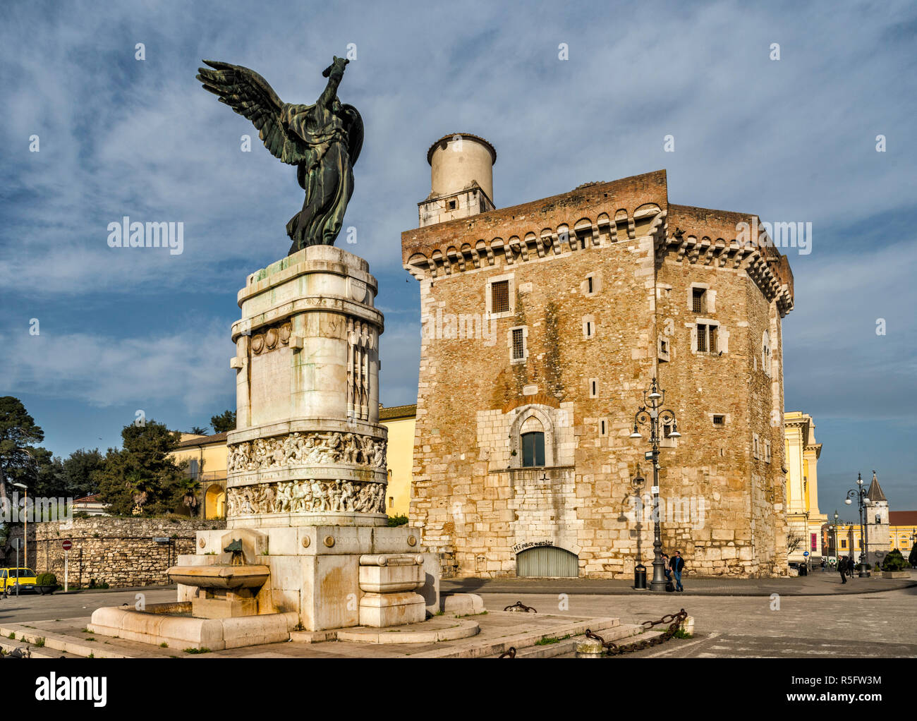 Monumento ai caduti oder arco dei caduti Fotos und Bildmaterial in
