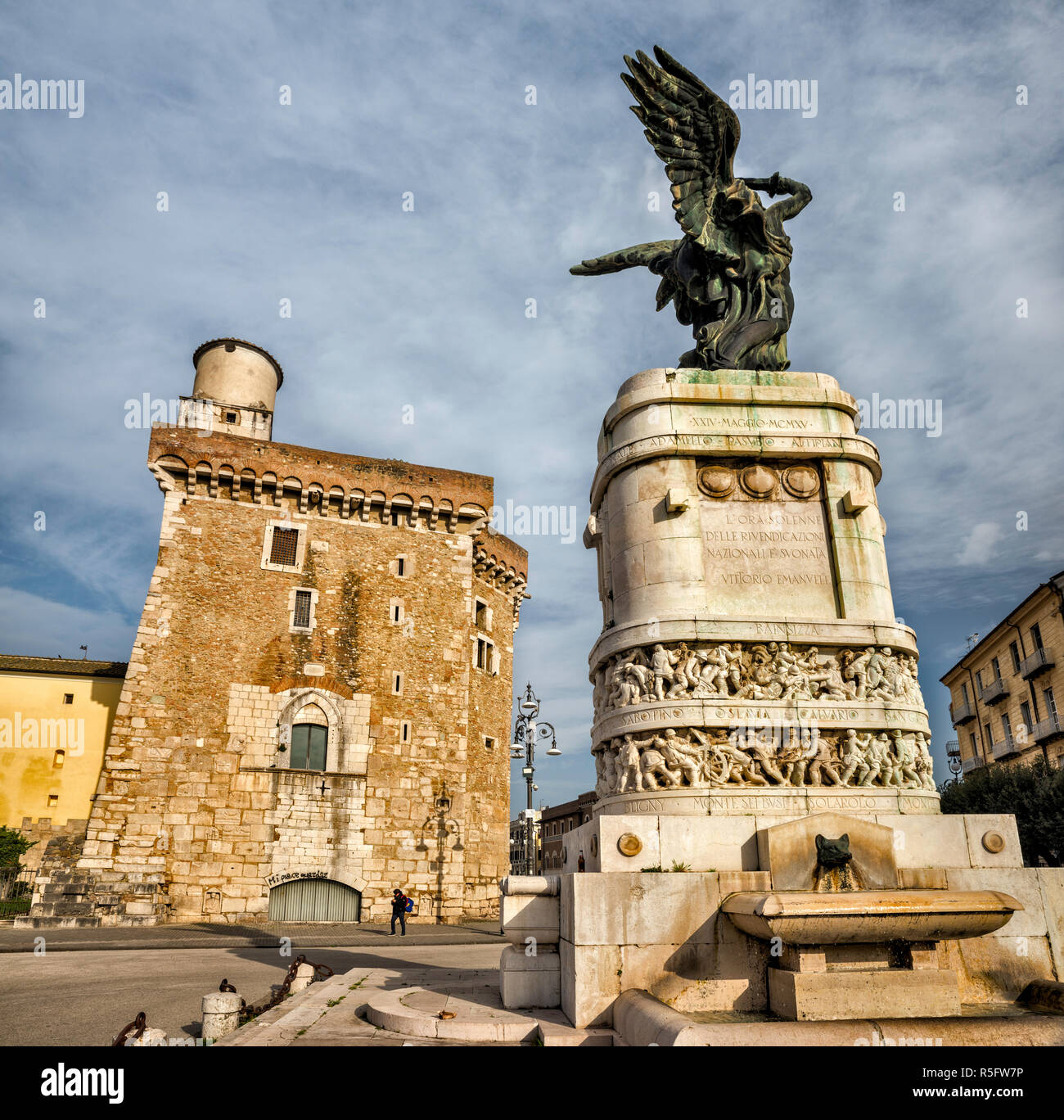 Monumento ai Caduti (Weltkrieg ein Denkmal), erbaut 1929, torrione am Castrum Novum im Rocca dei Rettori, in Benevento, Kampanien, Italien Stockfoto