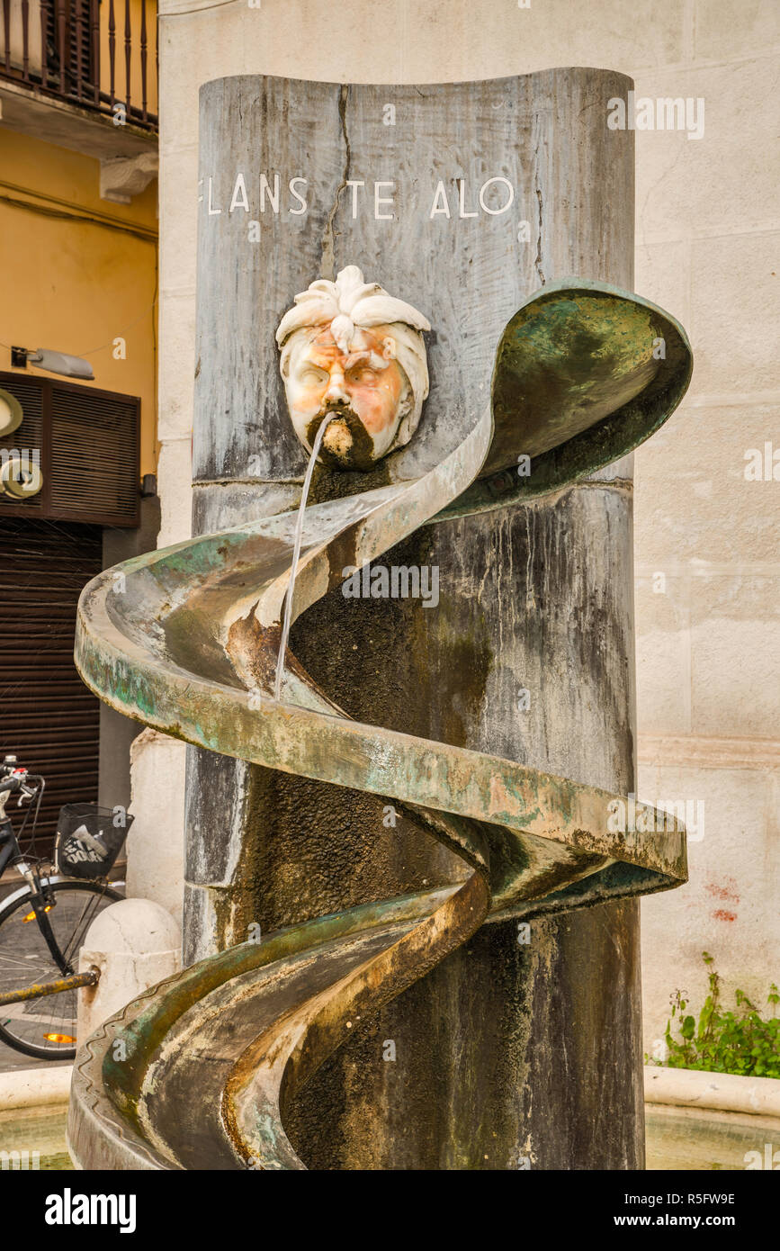 Fontana Flans te alo, Wasser Brunnen am Corso Garibaldi in Benevento, Kampanien, Italien Stockfoto