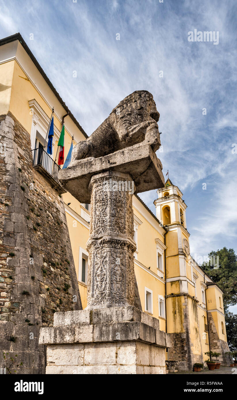 Statua di Traiano, römische Schnitzereien auf Sockel, im Palazzo dei Governatori Pontifici im Rocca dei Rettori, Benevento, Kampanien, Italien Stockfoto
