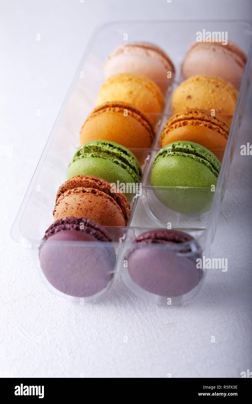 Mehrfarbige Almond cookies Makronen in Feld Stockfoto