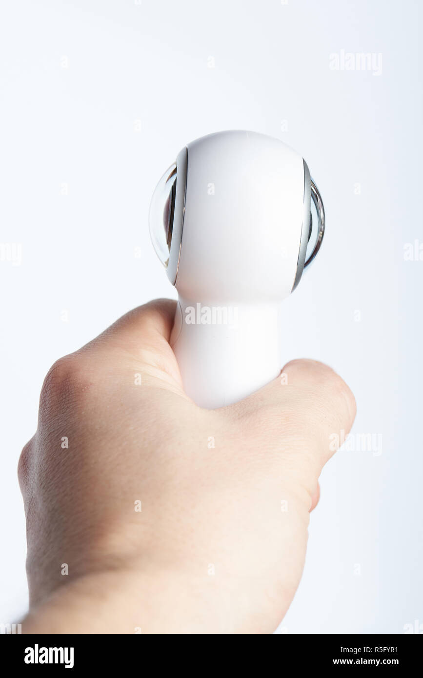 360 Grad Foto Konzept. Weitwinkel Kamera in der Hand auf weißem Hintergrund Stockfoto