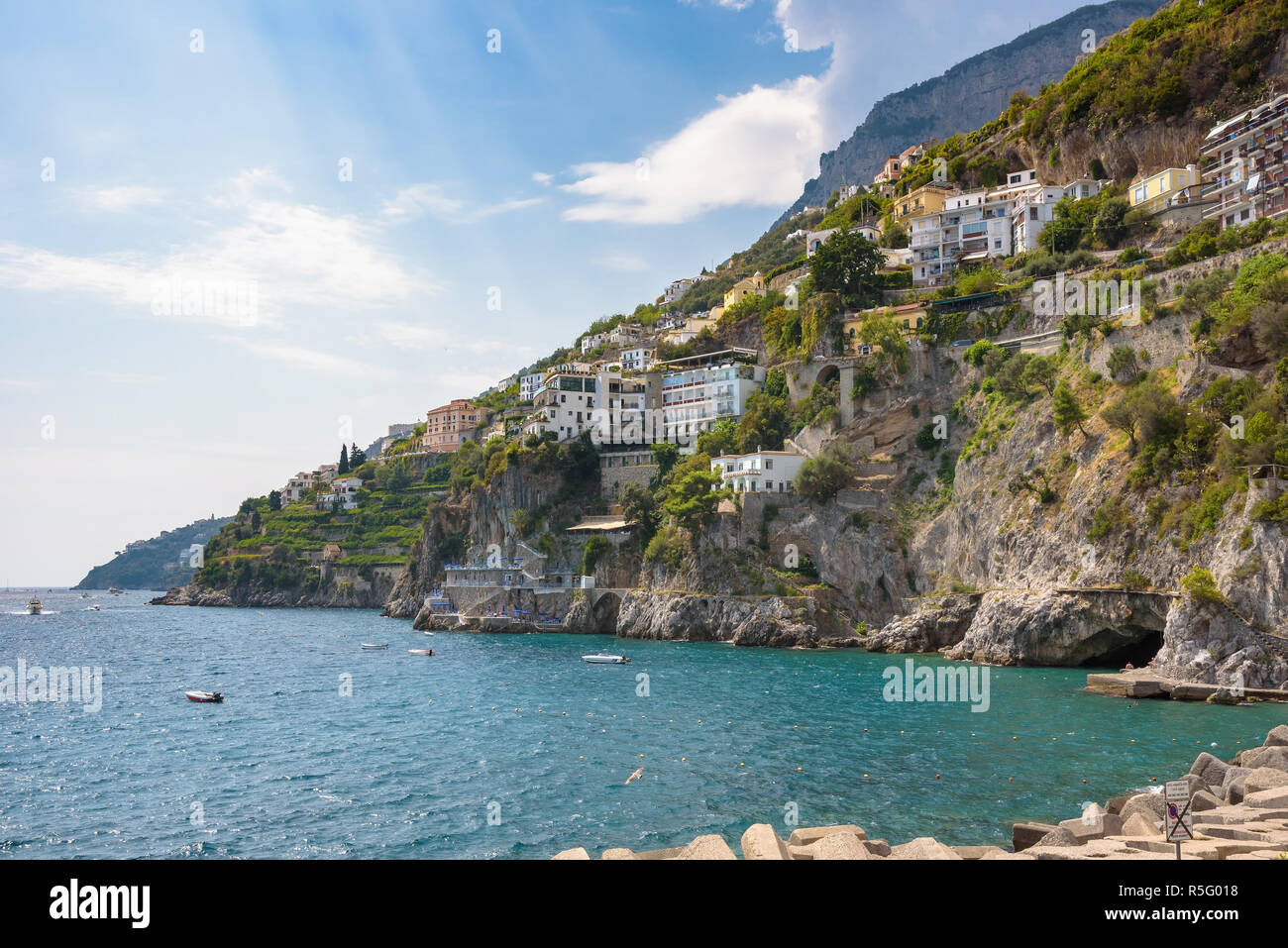 Gebäude auf der Klippe Küste von Amalfi entfernt Stockfoto