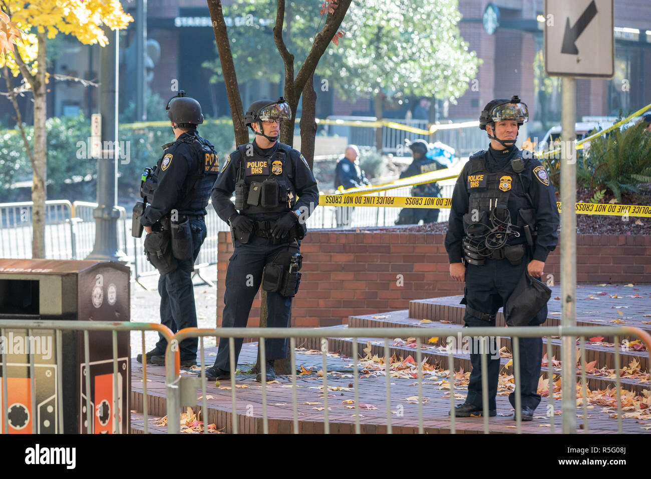 Portland, OR/USA, 17. November 2018: Mehrere Ministerium für Heimatschutz (DHS) Polizisten in der Innenstadt politische Kundgebung. Stockfoto
