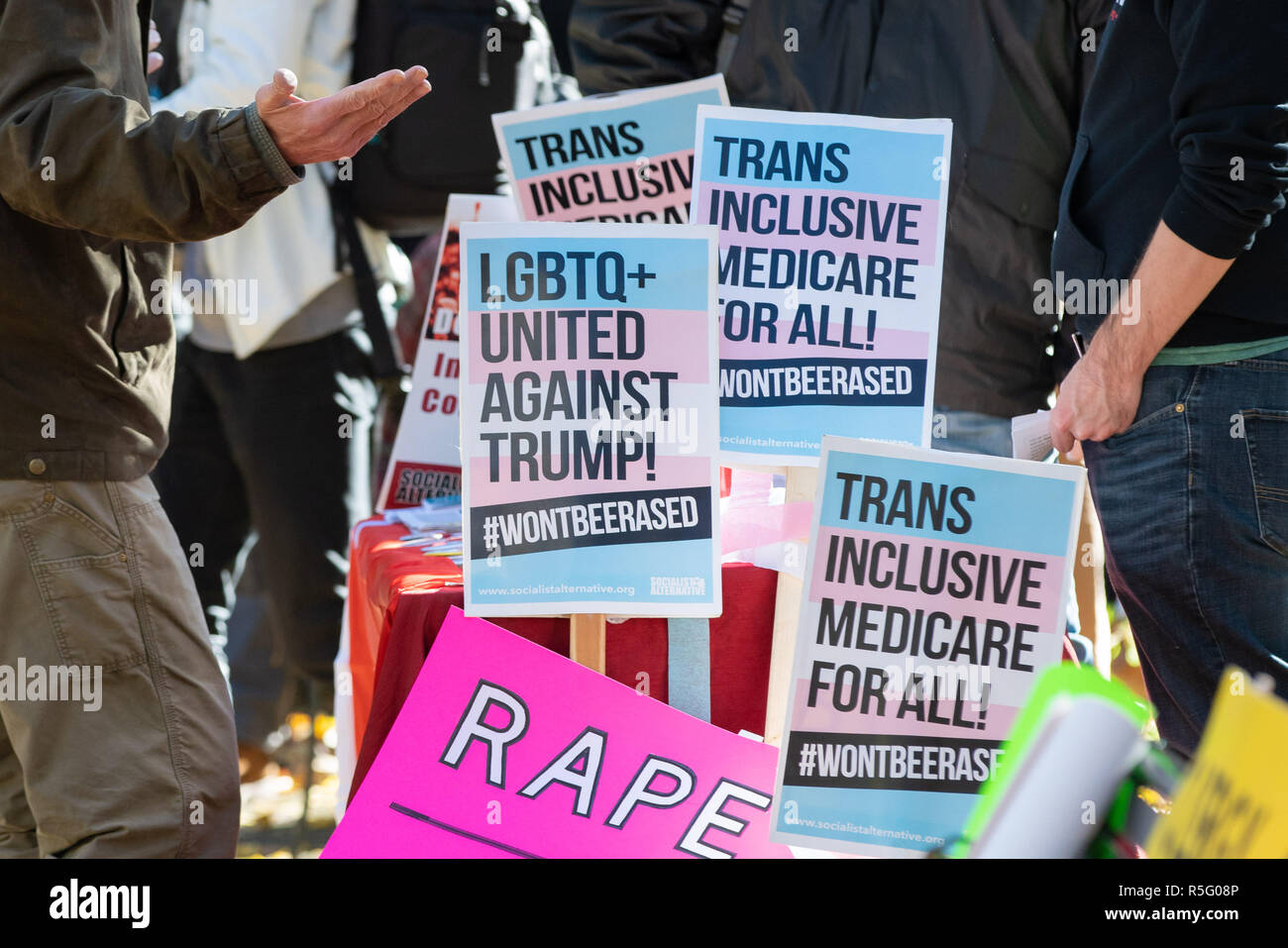 Portland, OR/USA, 17. November 2018: Die politischen Plakate auf der Demonstration lesen' LGBTQ gegen trump United' und 'Trans inklusive Medicare für eine Stockfoto