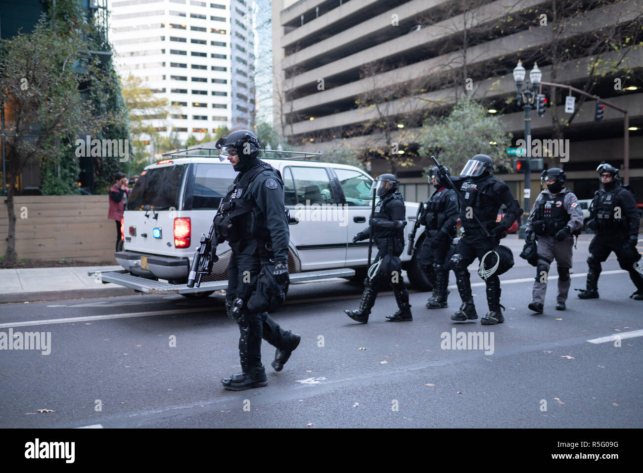 Portland, OR/USA, 17. November 2018: Die Polizei in schweren Kampfausrüstung während Protest in zivilen Ungehorsam. Stockfoto