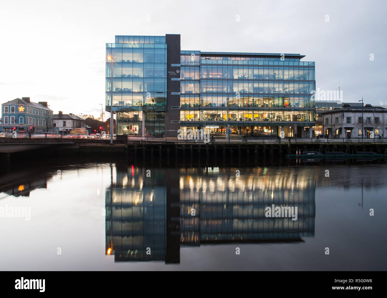 Die Stadt Cork, Cork, Irland. 30. November 2018. Bürogebäude ein Albert Quay Gebäude wurde im Jahr 2016 und eine Reihe von Unternehmen, darunter geöffnet Stockfoto