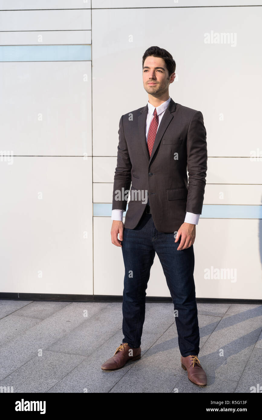 Porträt der jungen Hübschen Geschäftsmann tragen Anzug in Stadt Stockfoto