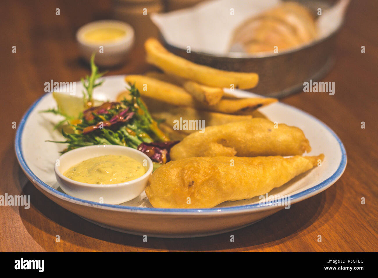 Neuseeland Bier zerschlagene Fish & Chips Remouladensauce und Zitrone Stockfoto