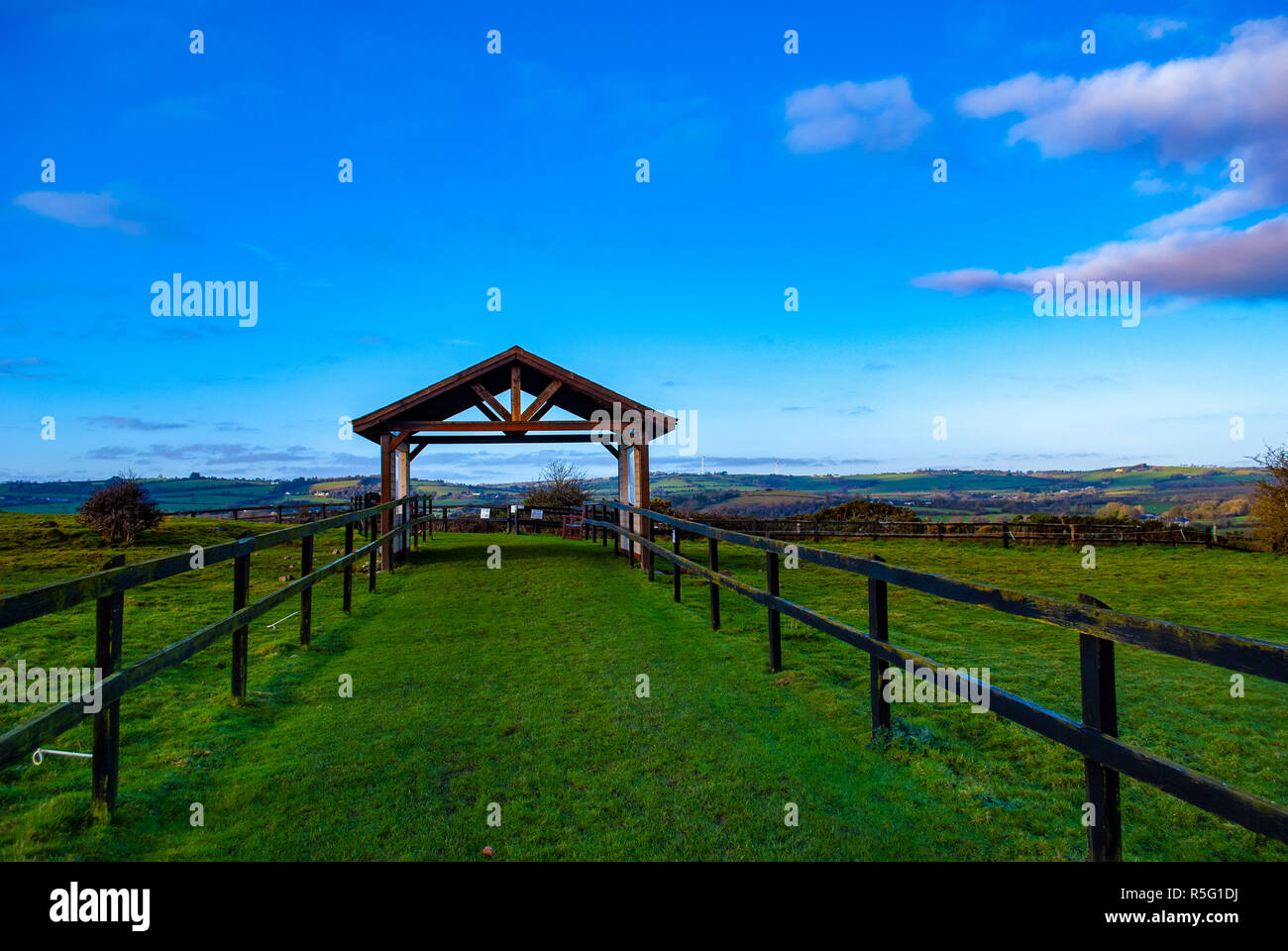 Entspannende Pfad auf Ackerland in Irland Stockfoto