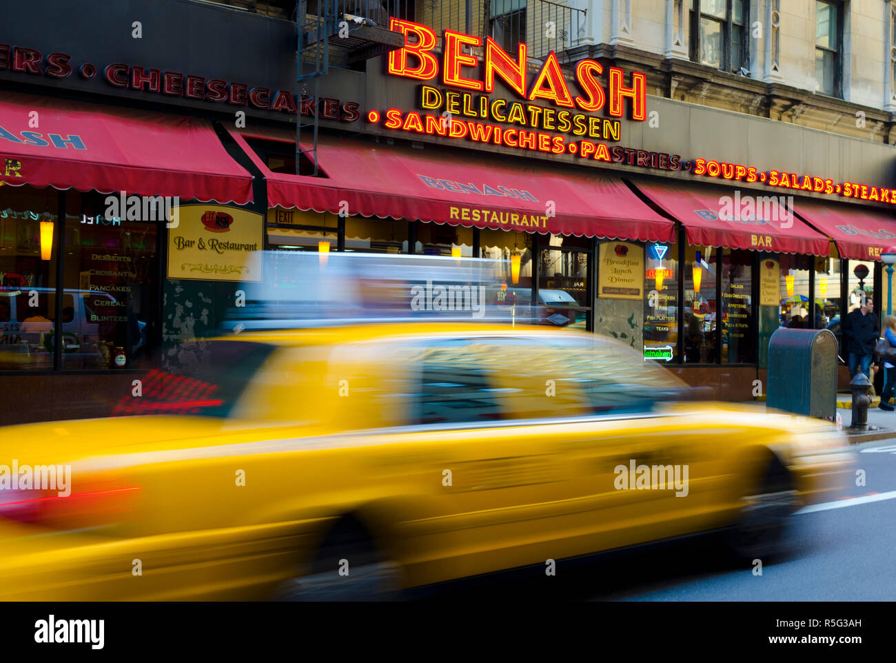 USA, New York, Manhattan, Midtown, 7. Avenue und West 55th Street, Benash Feinkost Stockfoto