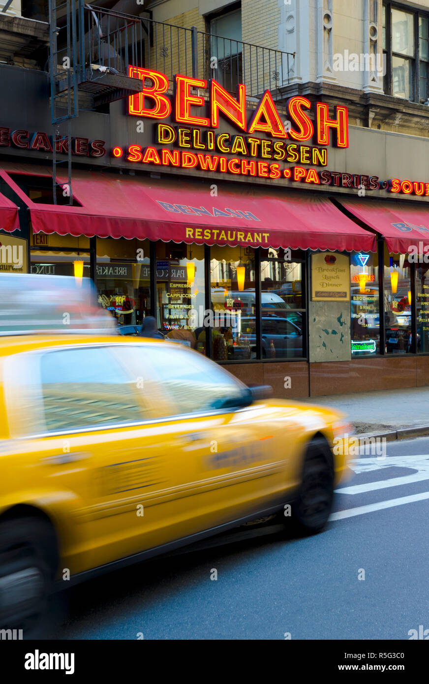 USA, New York, Manhattan, Midtown, 7. Avenue und West 55th Street, Benash Feinkost Stockfoto