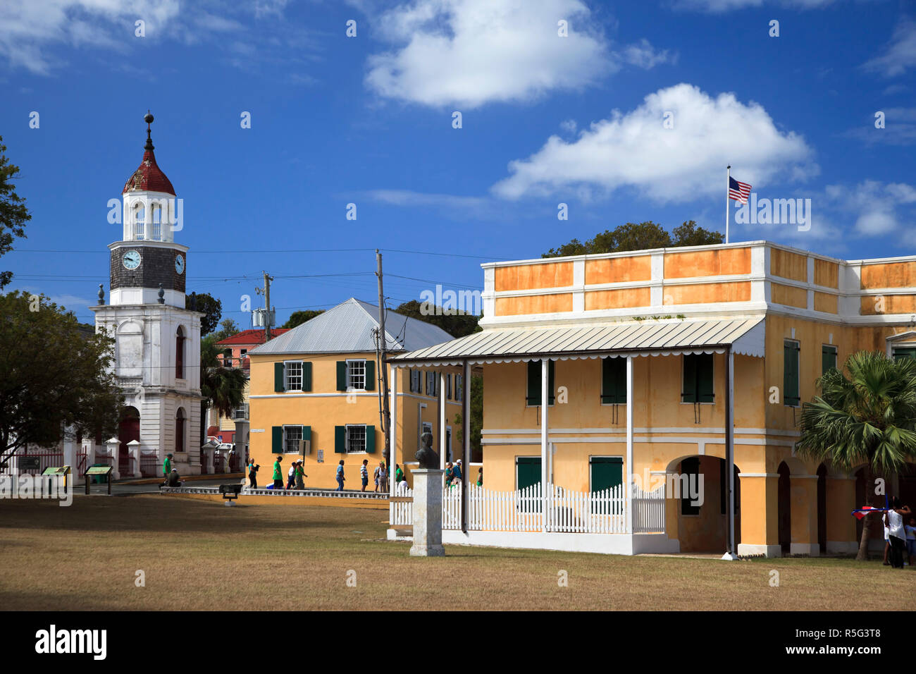 Karibik, US Virgin Islands, Christiansted, St. Croix, Altstadt, koloniale Architektur und Turm Gebäude Stockfoto