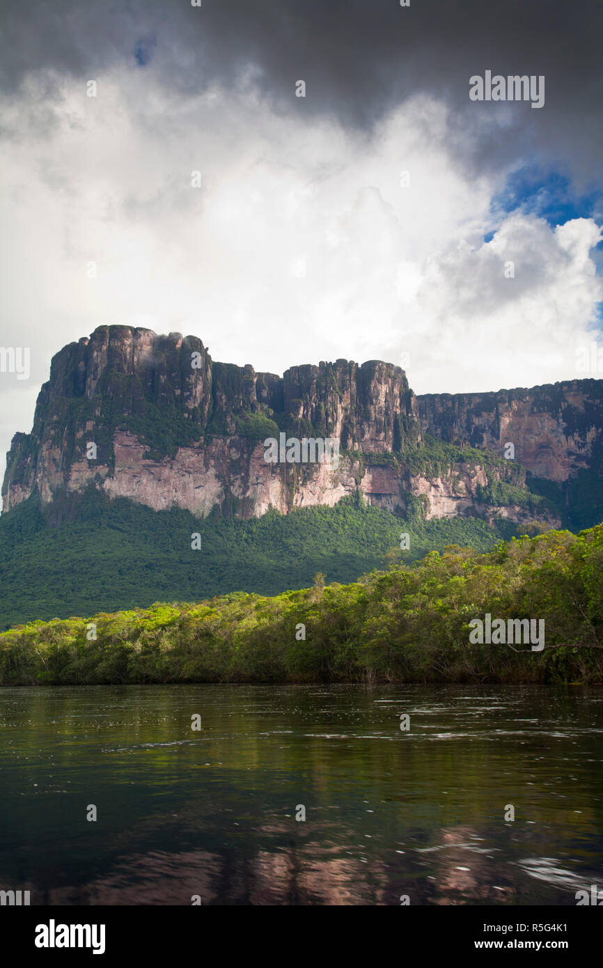 Venezuela Guayana Canaima National Park Landschaft Auf Bootsfahrt Zum Salto Angel Stockfotografie Alamy