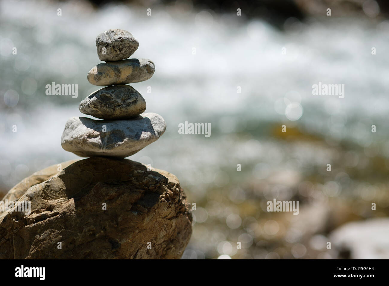 Steine auf einem Stapel an der trettach in den Allgäuer Stockfoto