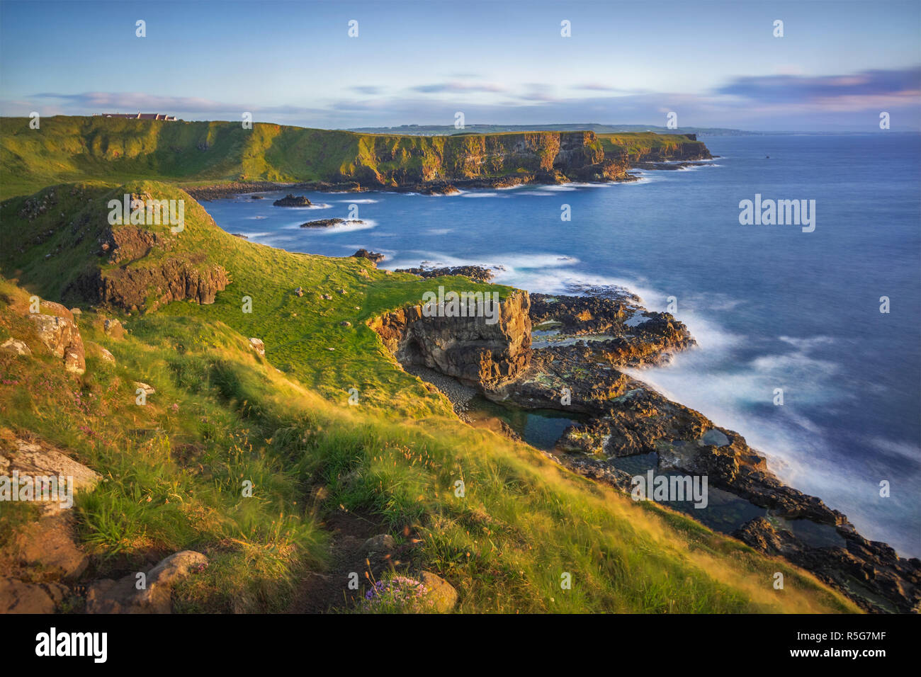 Portnaboe Bay und North Antrim Cliff von großen Stookan, Giant es Causeway, UK Stockfoto