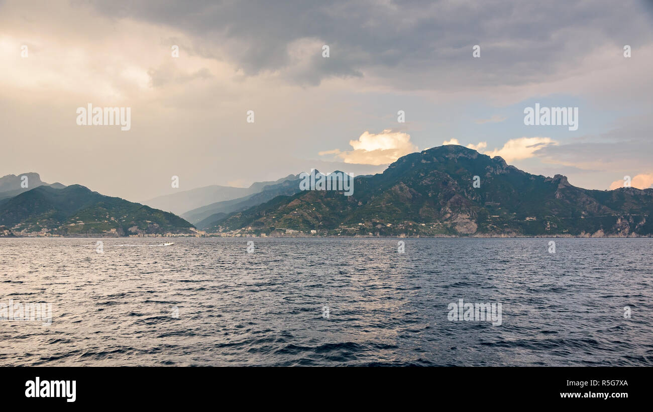 Blick auf Amalfi Küste bei Sonnenuntergang Stockfoto