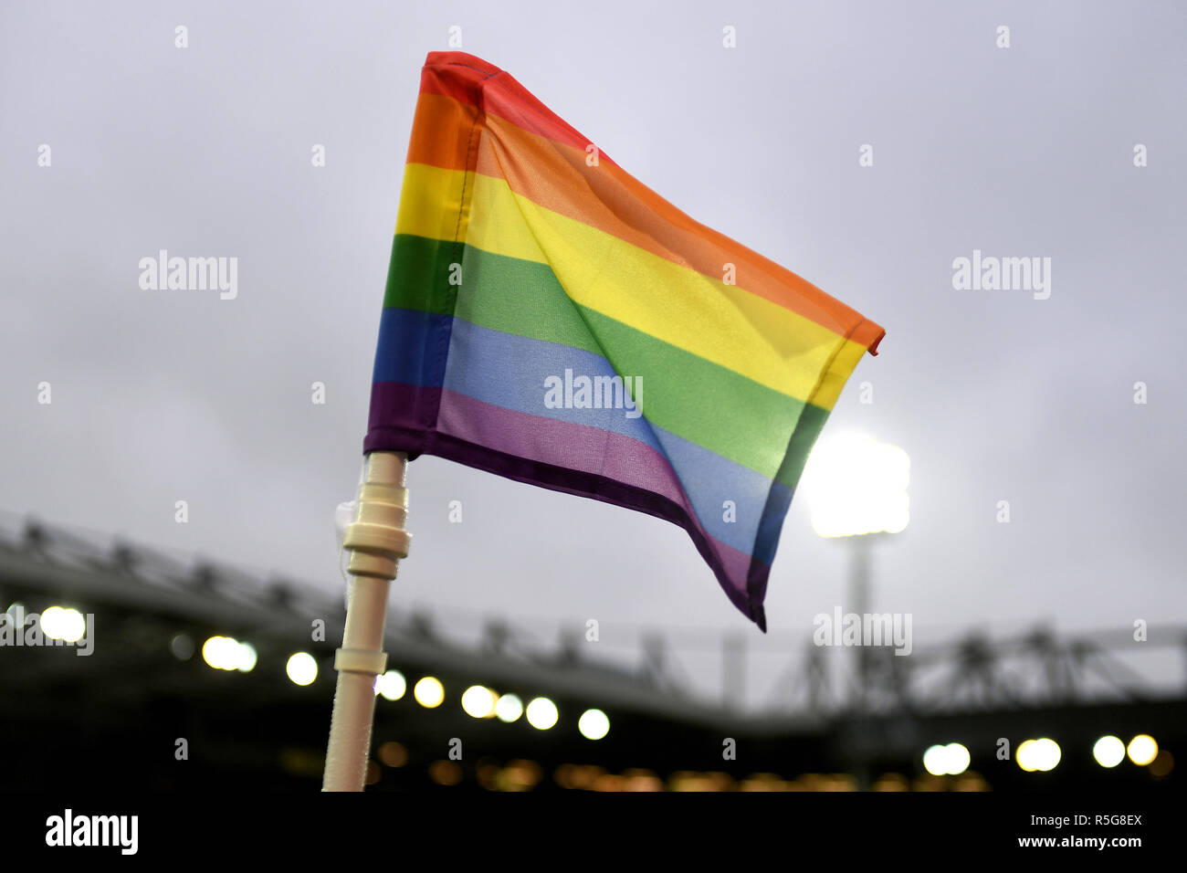 Regenbogen-Eckflaggen zur Unterstützung von LGBT+-Sportlern während des Sky Bet Championship-Spiels in der Carrow Road, Norwich. DRÜCKEN SIE VERBANDSFOTO. Bilddatum: Samstag, 1. Dezember 2018. Siehe PA Geschichte FUSSBALL Norwich. Bildnachweis sollte lauten: Joe Giddens/PA Wire. EINSCHRÄNKUNGEN: Keine Verwendung mit nicht autorisierten Audio-, Video-, Daten-, Fixture-Listen, Club-/Liga-Logos oder „Live“-Diensten. Online-in-Match-Nutzung auf 120 Bilder beschränkt, keine Videoemulation. Keine Verwendung in Wetten, Spielen oder Veröffentlichungen für einzelne Vereine/Vereine/Vereine/Spieler. Stockfoto