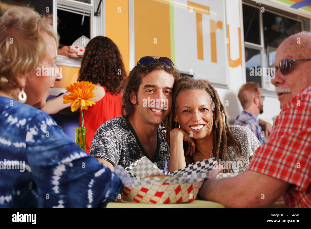 Diverse Paar genießt eine Mittagessen Datum Stockfoto