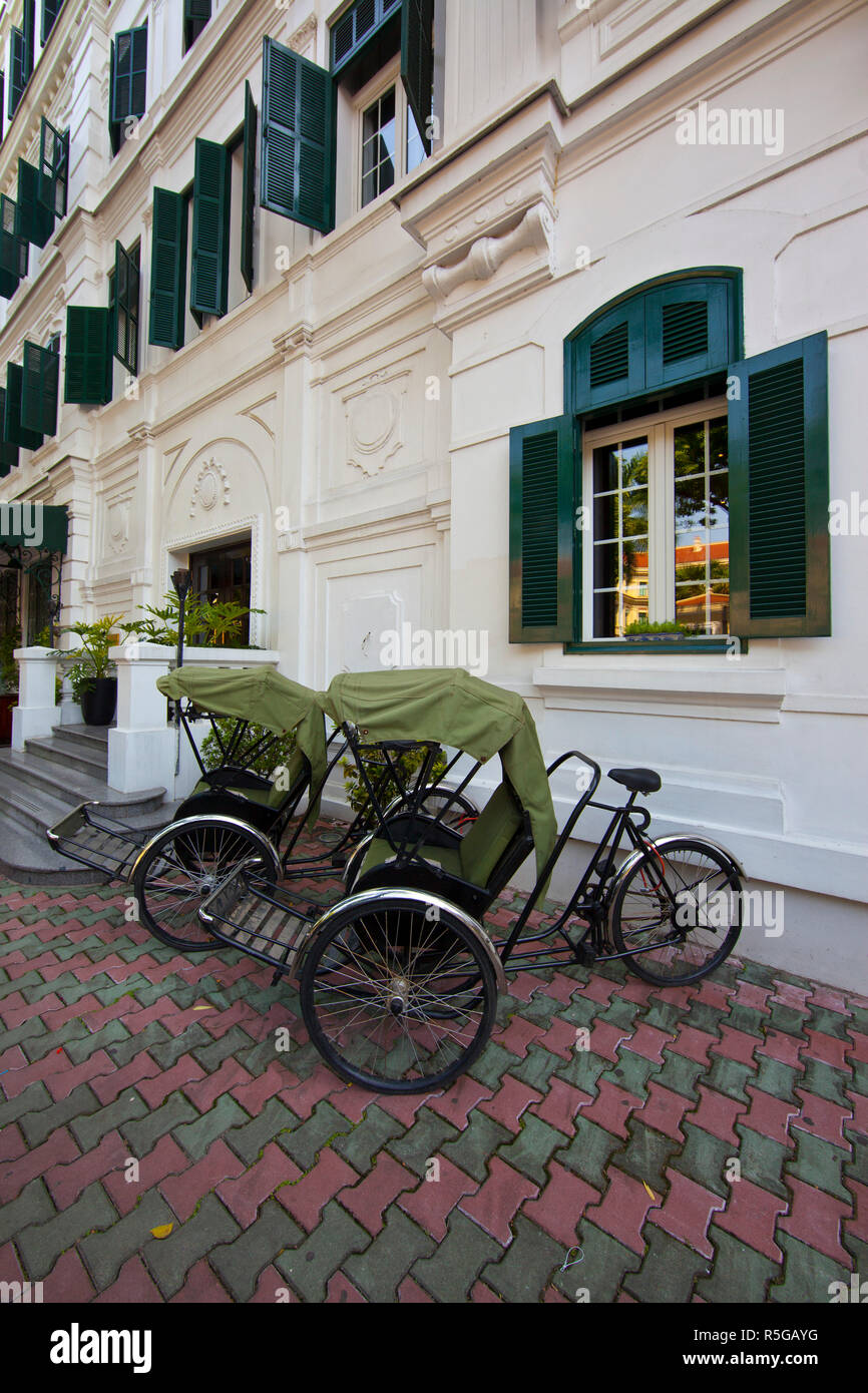 Cyclos außerhalb des Sofitel Metropole Legend Hotel, Hanoi, Vietnam Stockfoto