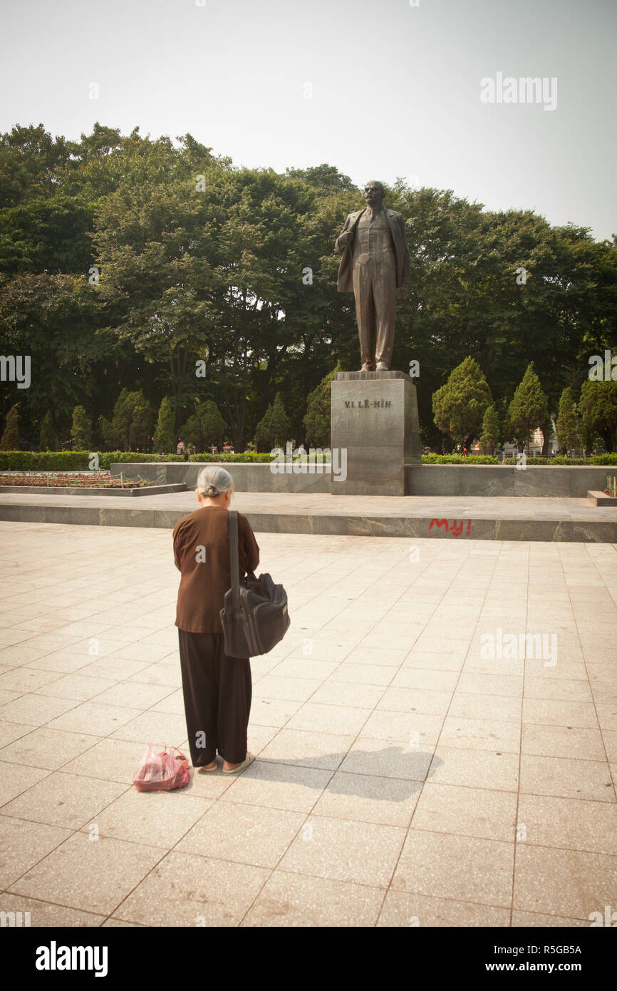 Frau Ehrfurcht, die Lenin Statue, Ba Dinh District, Hanoi, Vietnam Stockfoto