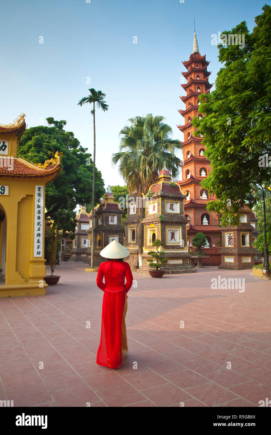 Mädchen mit Ao Dai Kleid, Tran Quoc Pagode, West Lake (Ho Tay), Hanoi, Vietnam (MR) Stockfoto