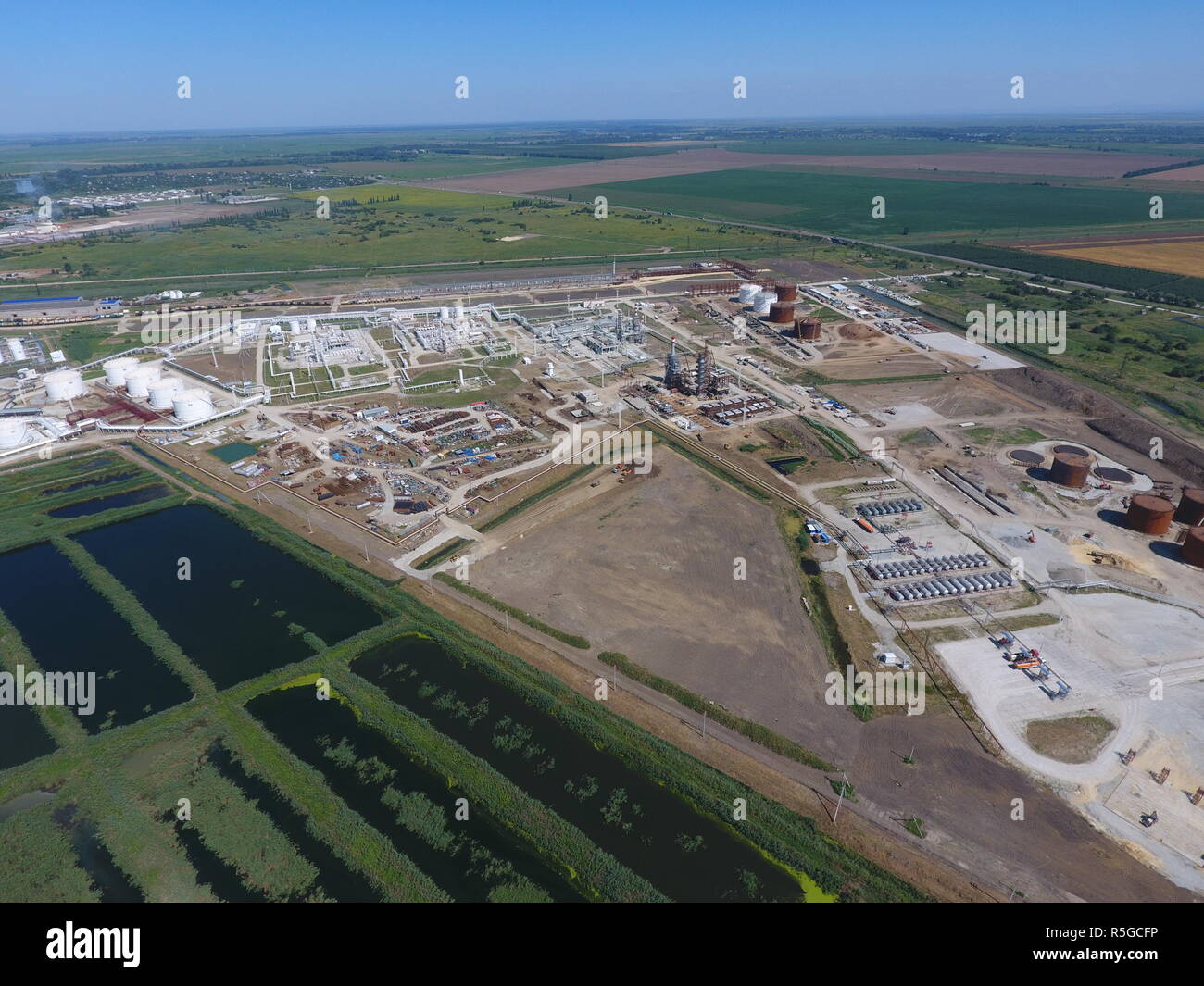 Landschaft der Stadt von slavjansk in der Kuban. Die Art der Behandlung und Raffinerie Stockfoto