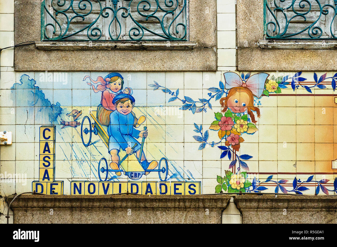 Fassade in AZULEJOS von einem Spielzeugladen St. Catherine Street in Porto Stockfoto